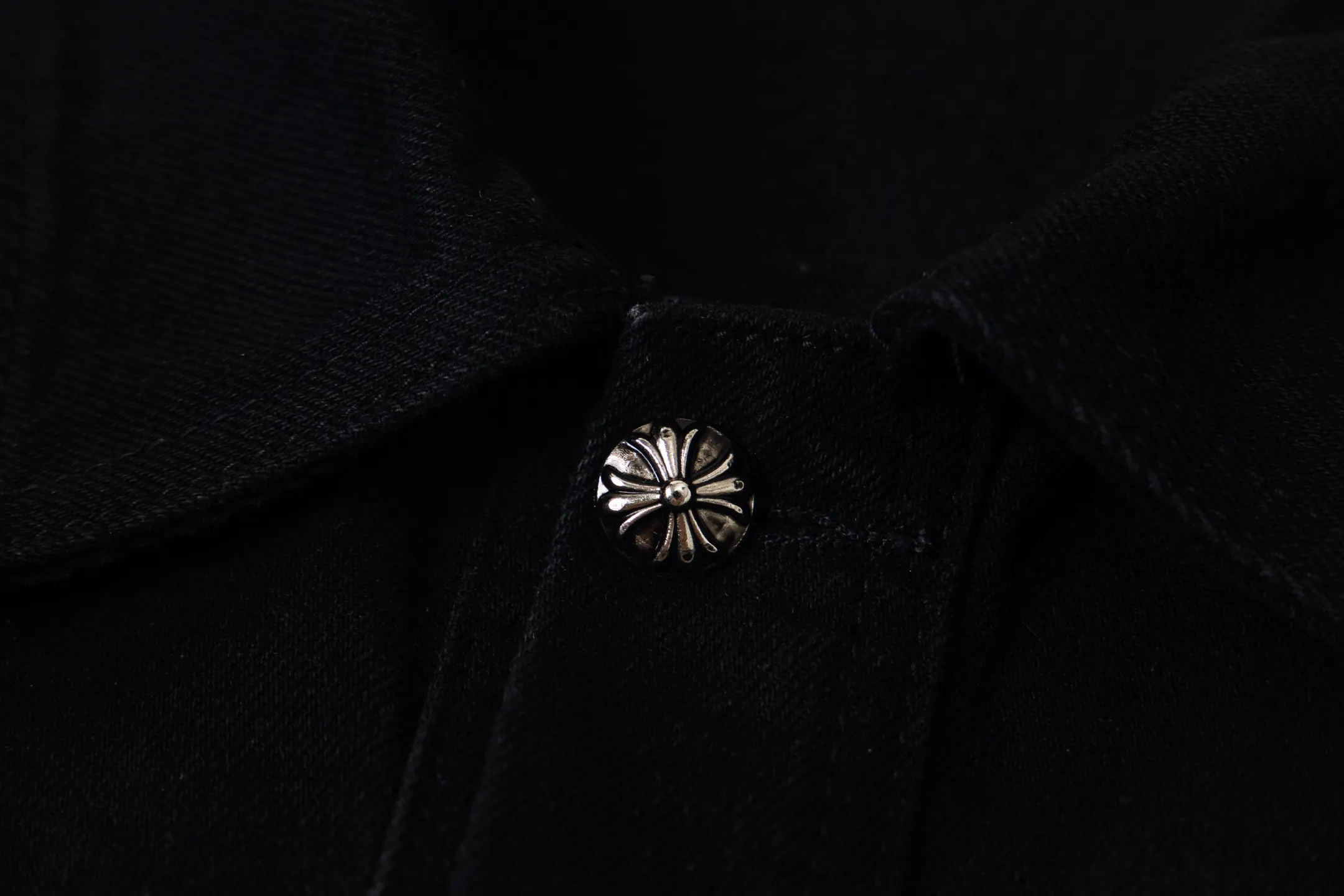 P280 Chrome Hearts Chrome Hearts heavy-duty denim jacket with rivets and multiple farts. The same model as the Internet celebrity star. The cross-printed denim jacket has a unique cross design element and is full of design. It is made of 100% denim cotton fabric with heavy coarse yarn count, which ensures a stiff and tough silhouette while being soft, comfortable and breathable. The lapel is designed with silver buttons and is full of texture. The classic white cross logo is all over the dress, making it a perfect versatile style for spring and summer! The original loose version is made of high-quality pure cotton fabrics. The fabric pattern is high-definition and delicate without burrs. It is comfortable and breathable to wear. All the buttons are molded and customized. It is casual and fashionable and can be matched with any bottoms. It can be windproof and sunproof in spring and summer. It can be worn outside in autumn and winter! Easily concave shape makes you look slimmer and taller, perfect for both men and women! Style number: 1764# Color: Black Size: S M L XL